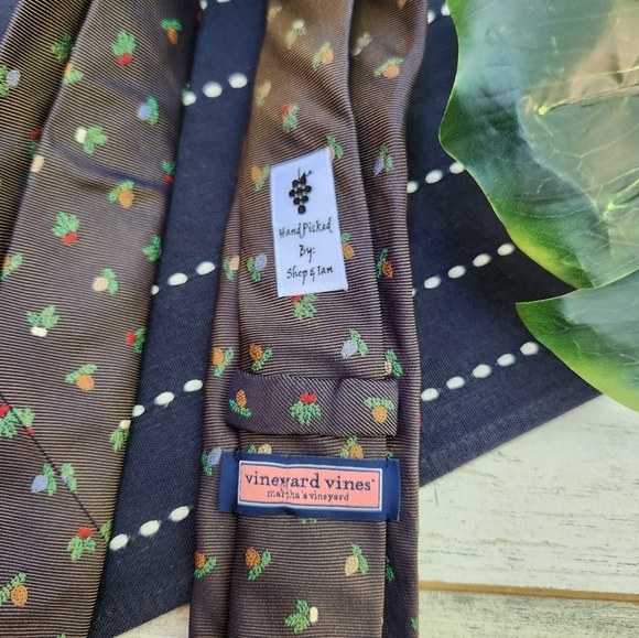 Vineyard Vines Wintergreen Floral Tie NWT - Picture 3 of 4